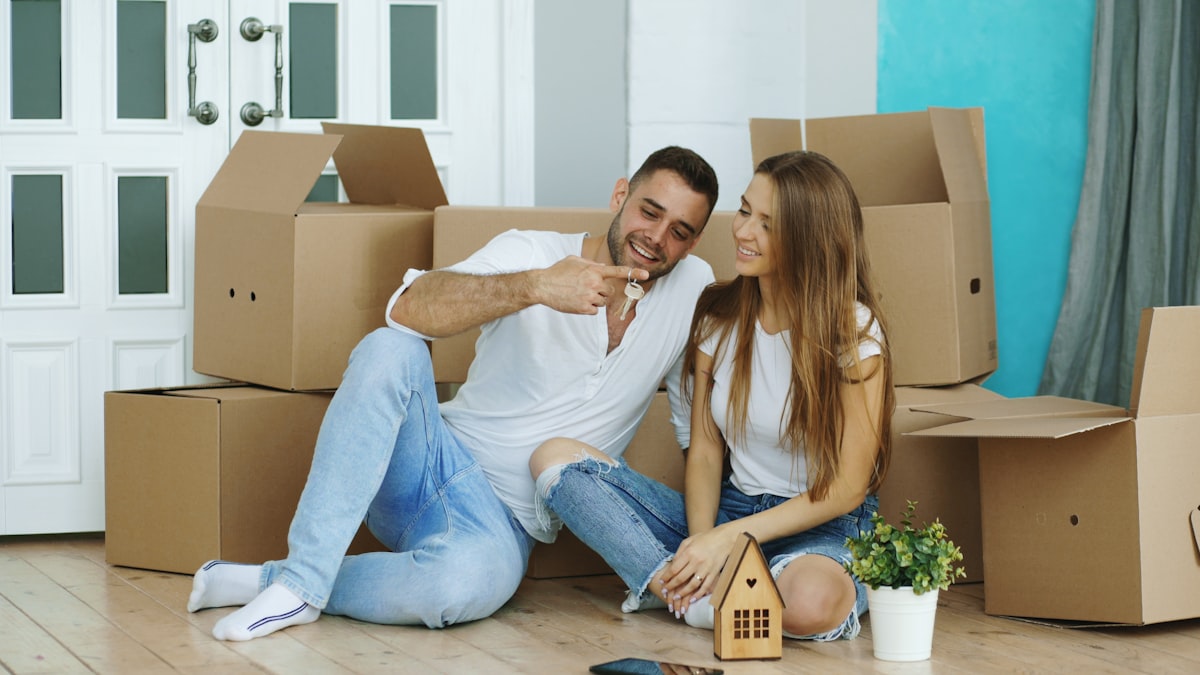 Equipo retirando muebles de un piso